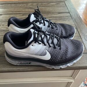 Nike Black and White Athletic Shoes with Air Cushioning